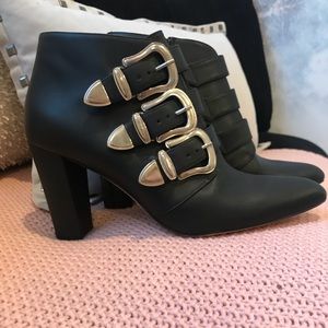Manolo Blahnik Size 9 black leather booties